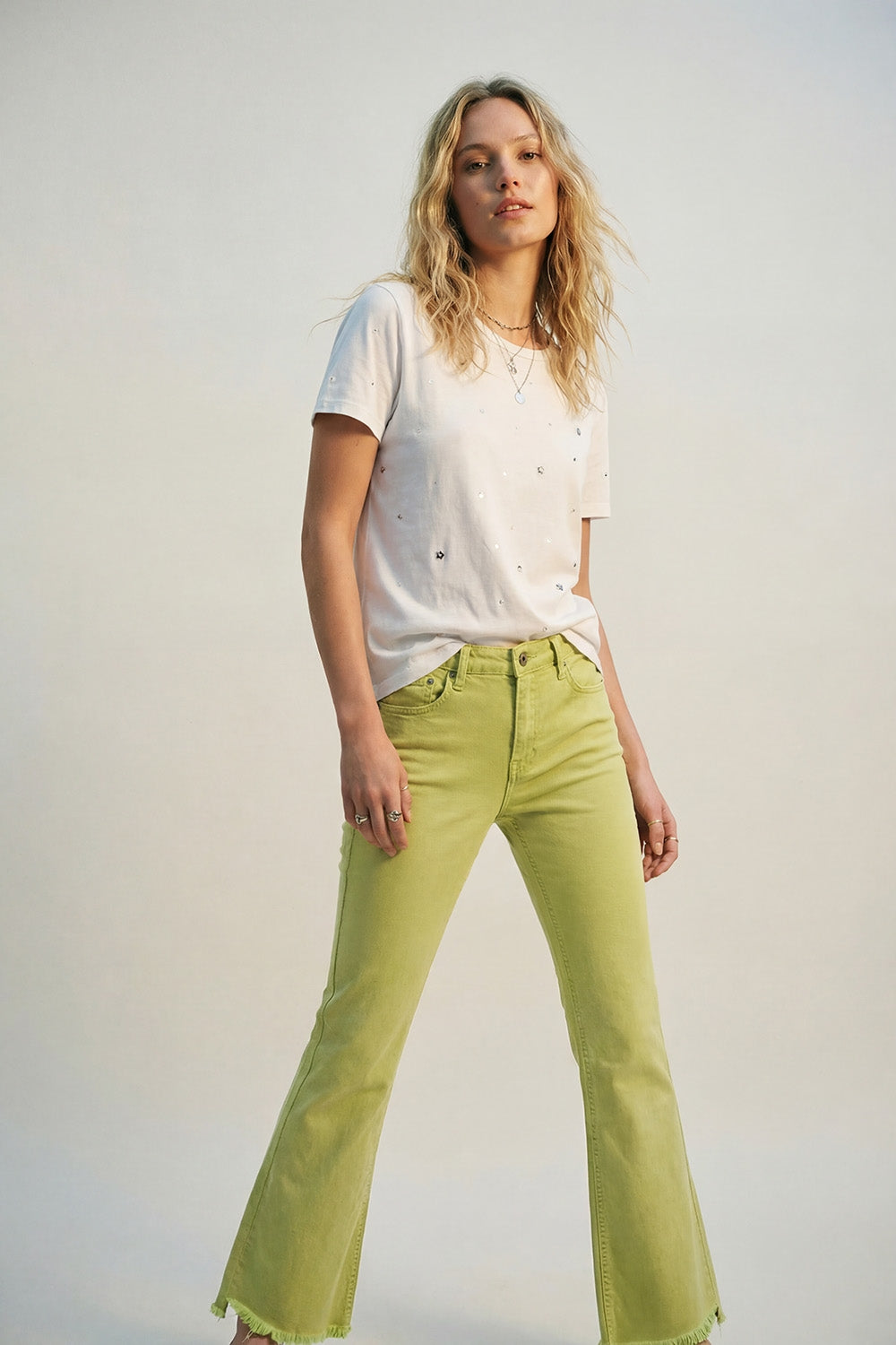 Jeans évasés avec bord brut en couleur citron vert