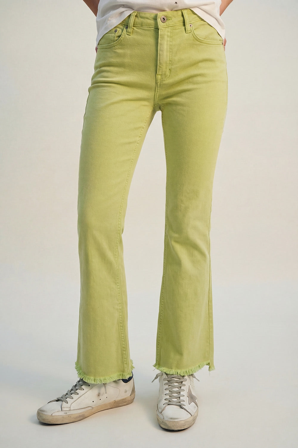 Jeans évasés avec bord brut en couleur citron vert