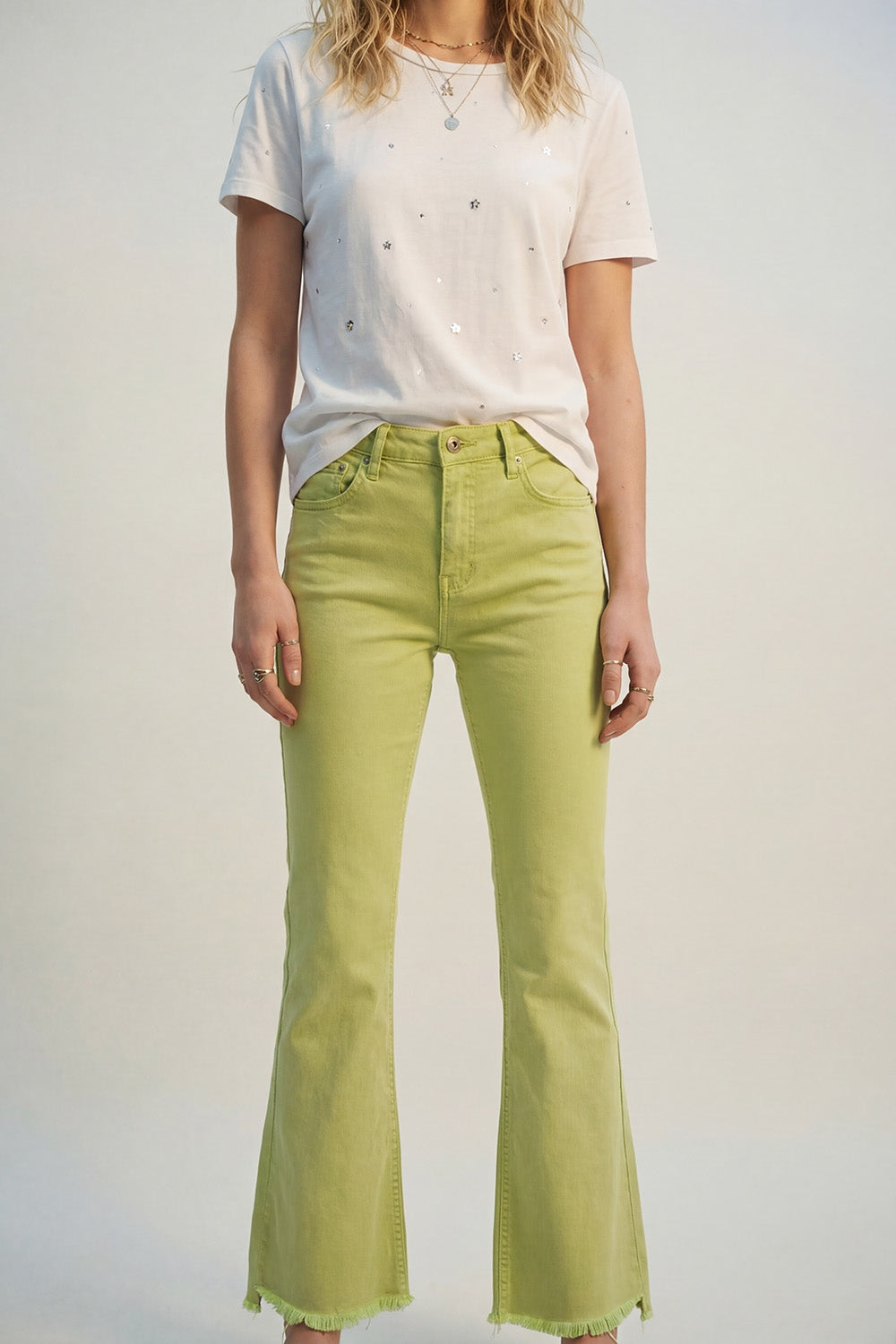 Jeans évasés avec bord brut en couleur citron vert