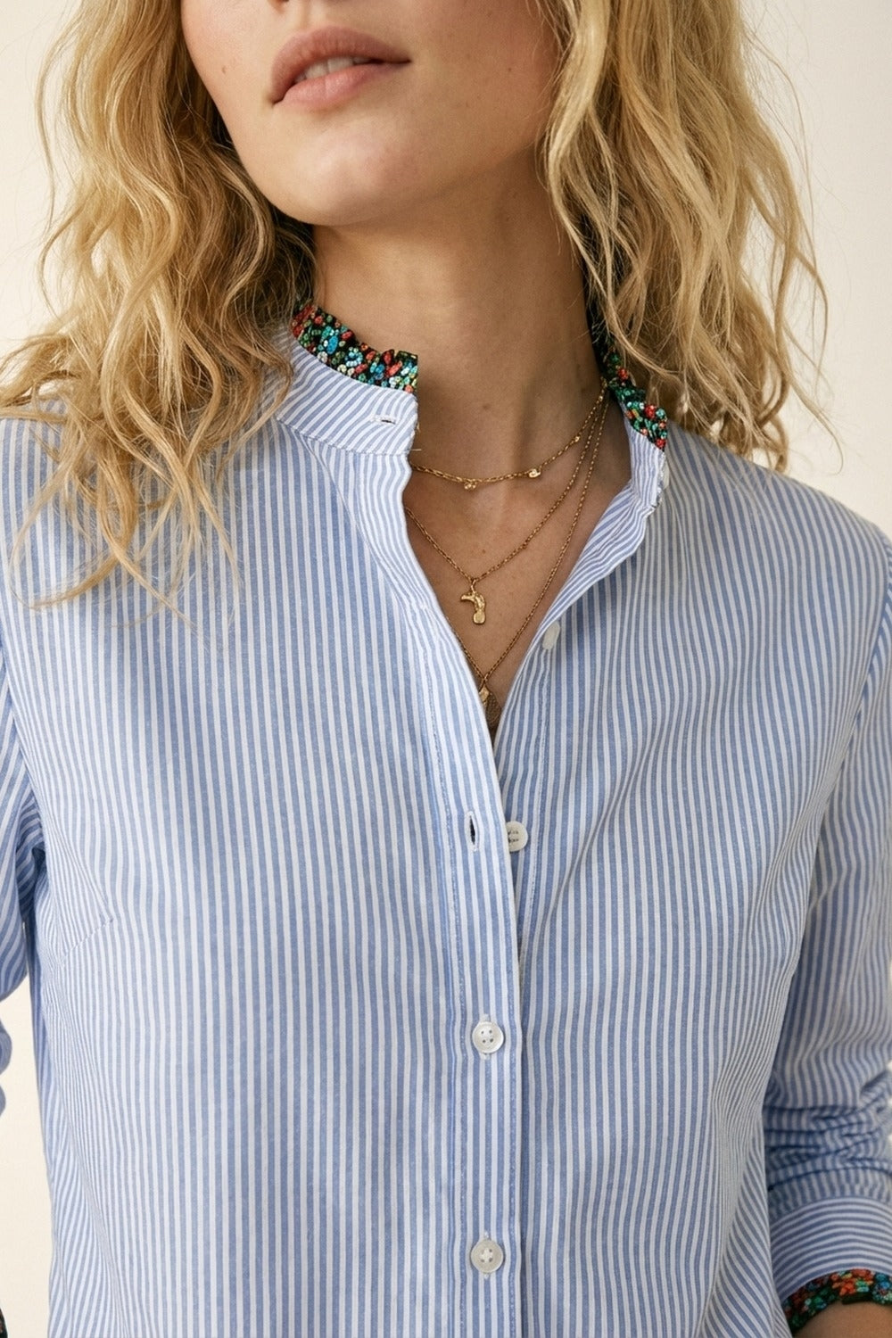Chemise boutonnée rayée bleu clair avec bordure florale