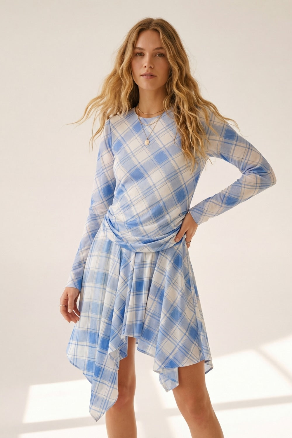 Robe asymétrique à manches longues en tissu en maille bleu