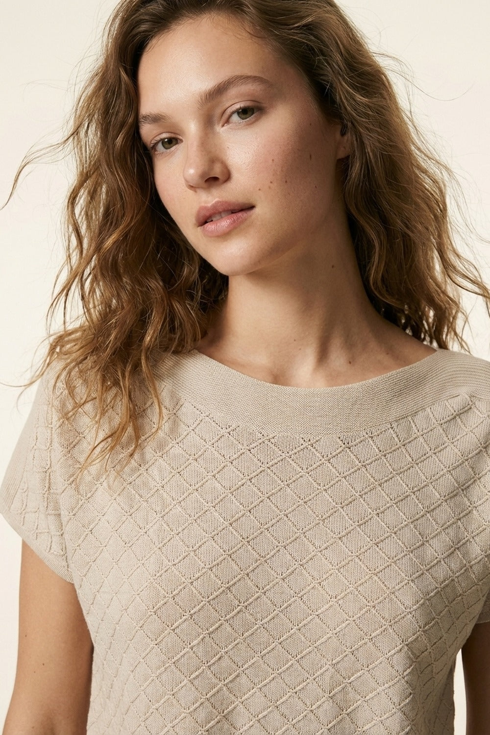 Haut en maille texturée beige à manches courtes
