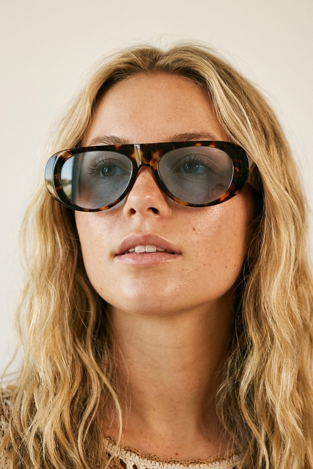 Lunettes de Soleil Rondes à Monture Écaille avec Verres Bleus