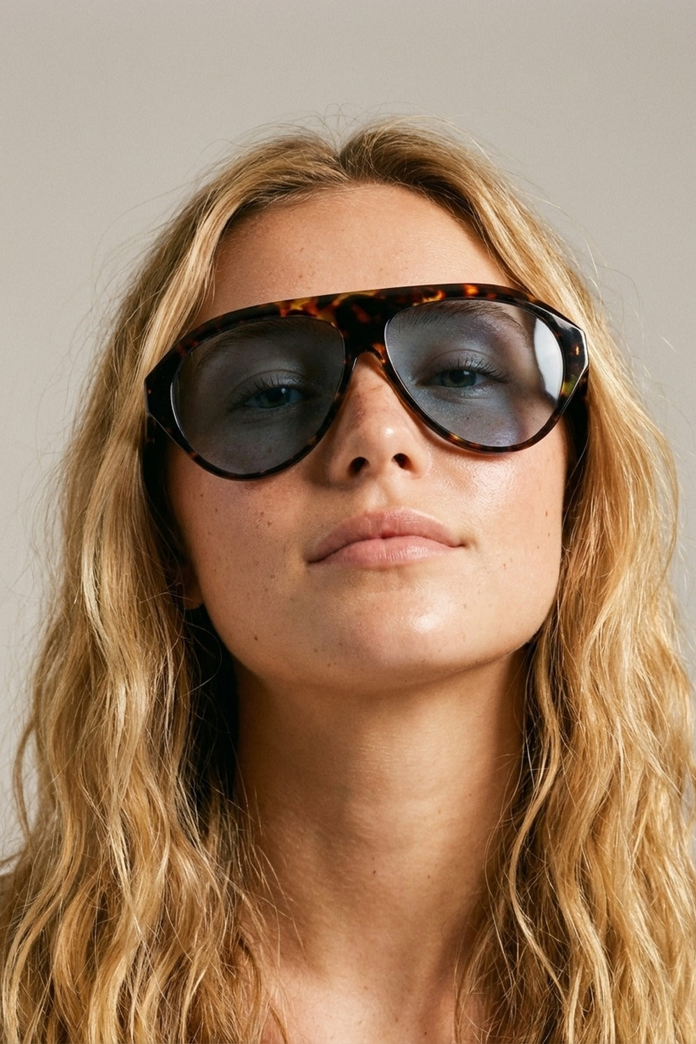Lunettes de soleil surdimensionnées avec monture écaille et verres bleus