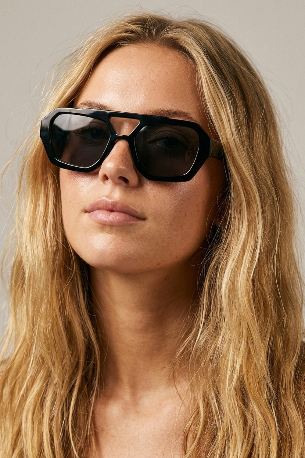 Lunettes de soleil à monture géométrique noire pour femmes