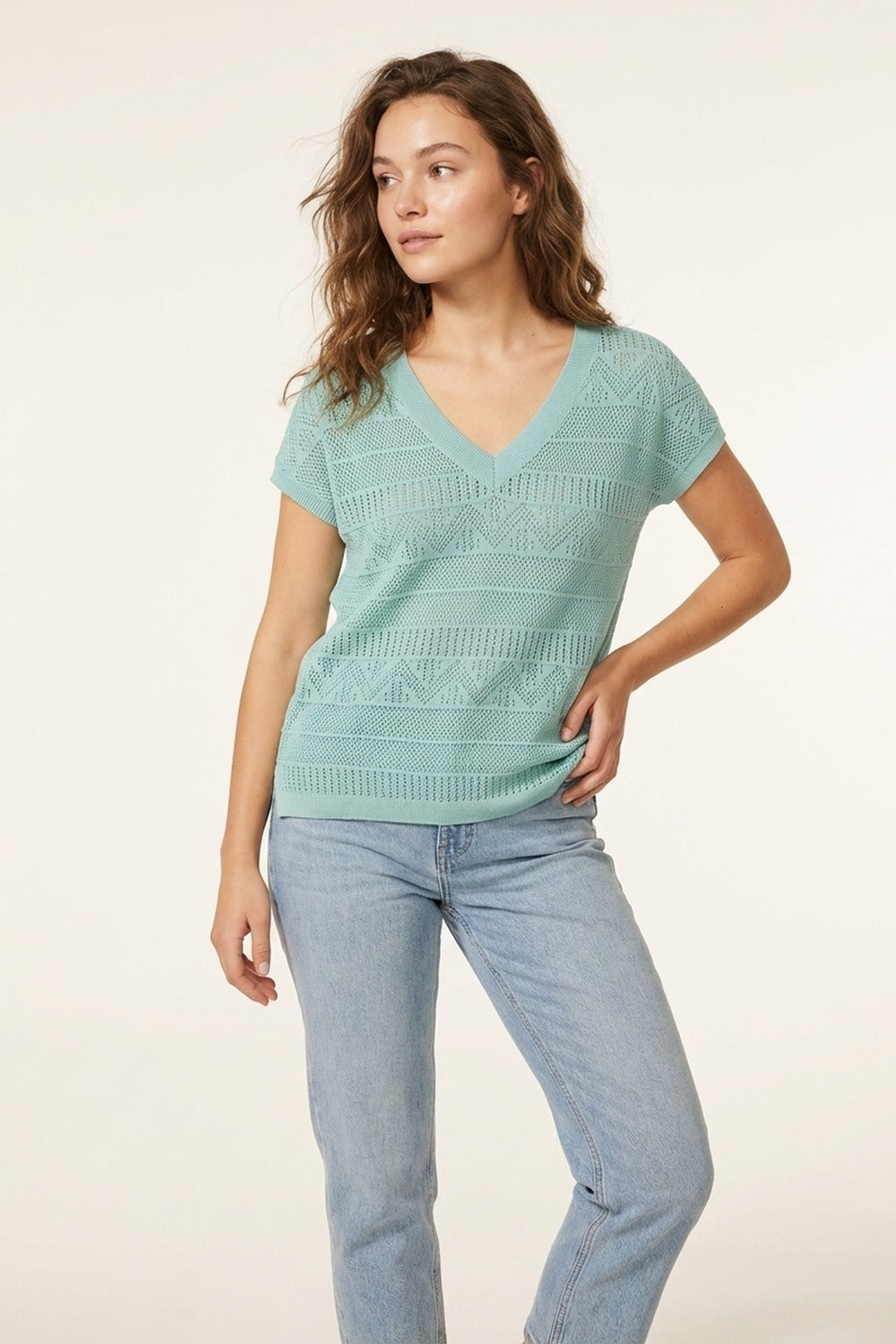 Pull en maille bleu clair à col en V et manches courtes