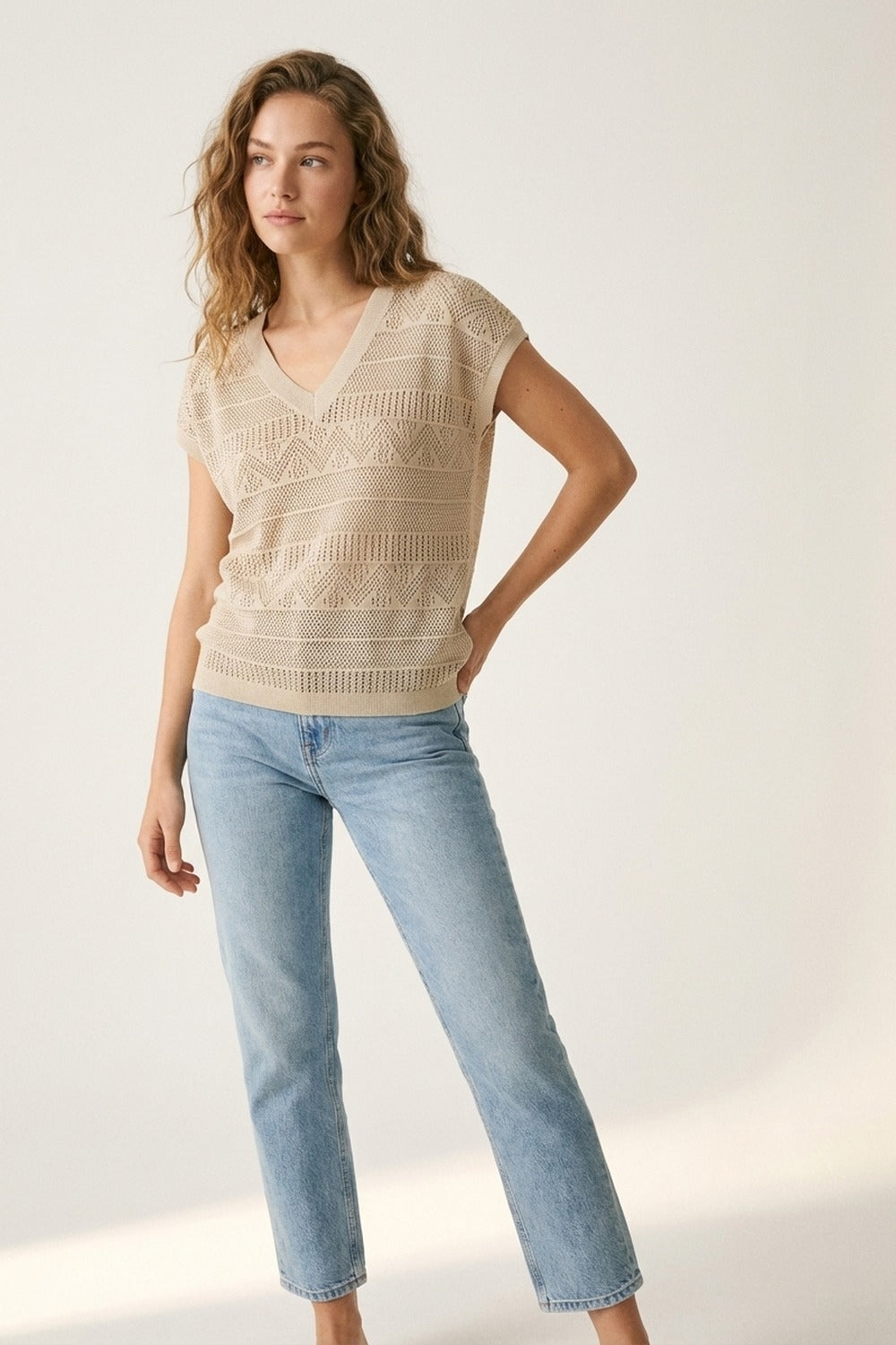 Haut pull en maille beige à col en V et manches courtes cap sleeve