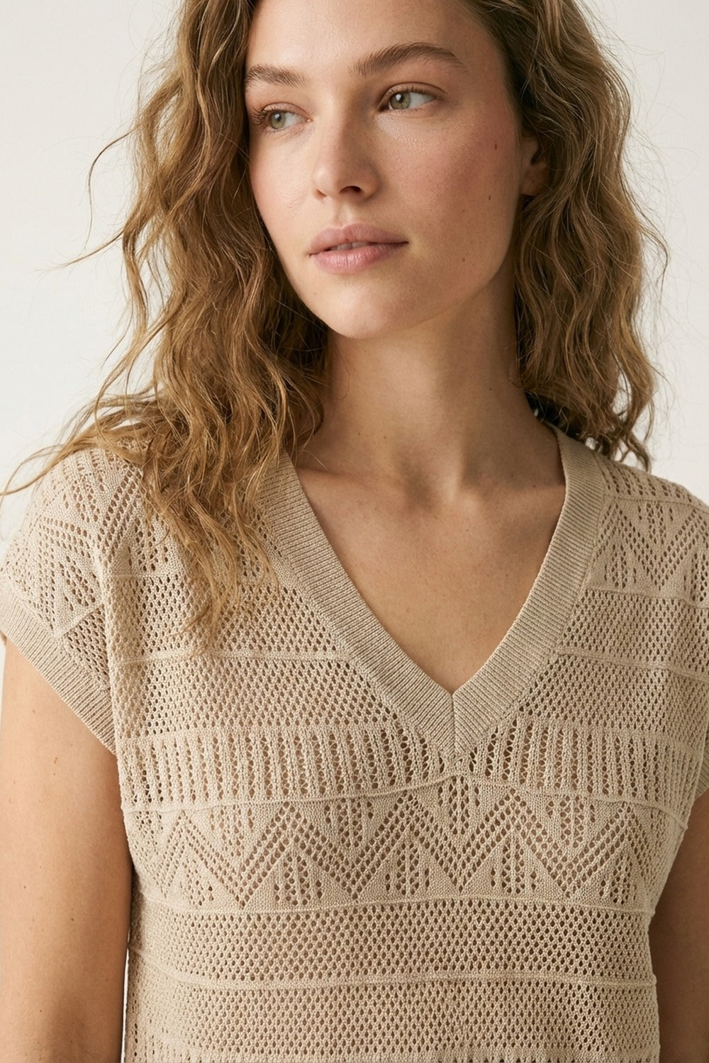 Haut pull en maille beige à col en V et manches courtes cap sleeve