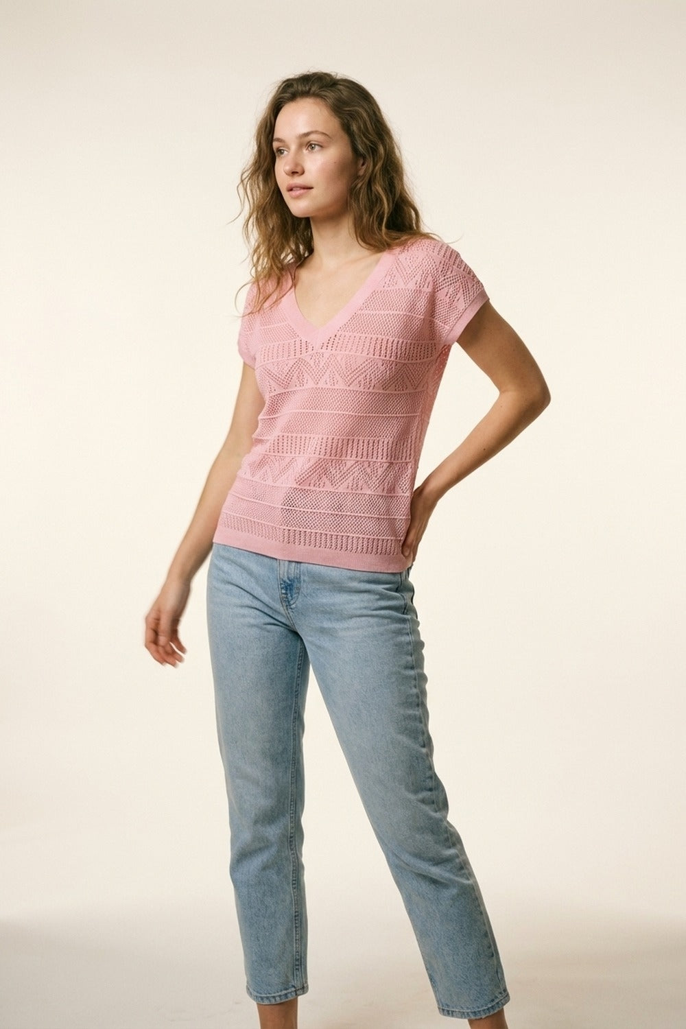 Top en tricot rose à col en V et texture à motifs