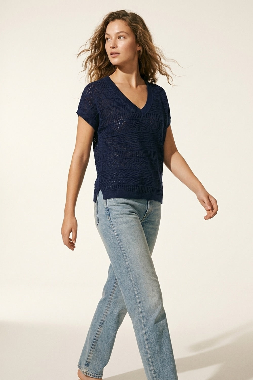 Top en tricot à col en V et texture légère bleu marine