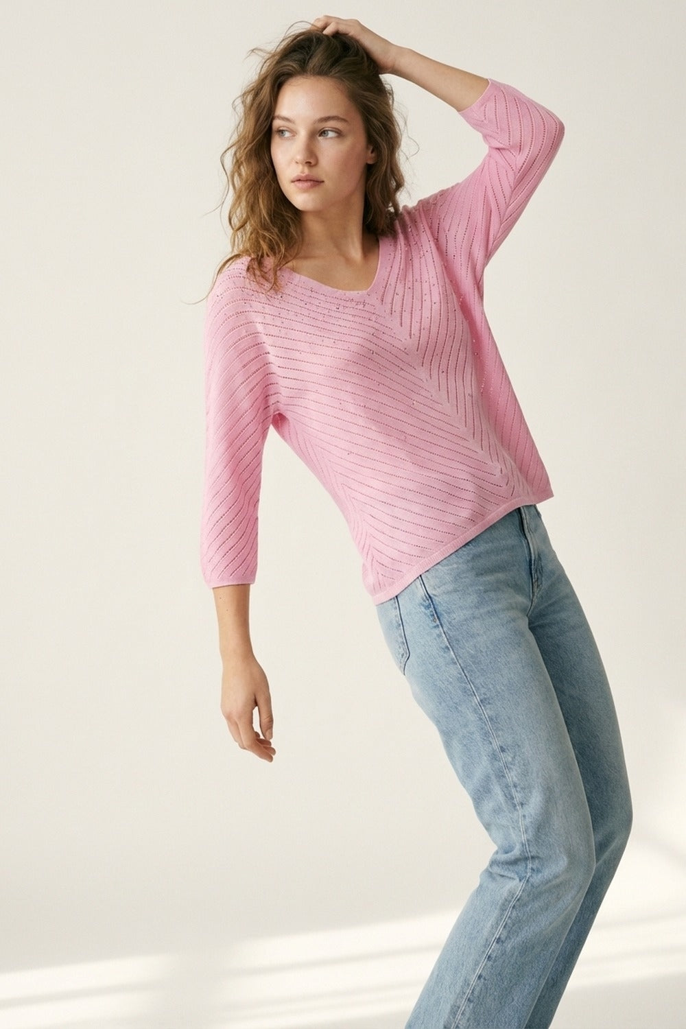Pull en tricot léger rose à col en V avec détails en perles