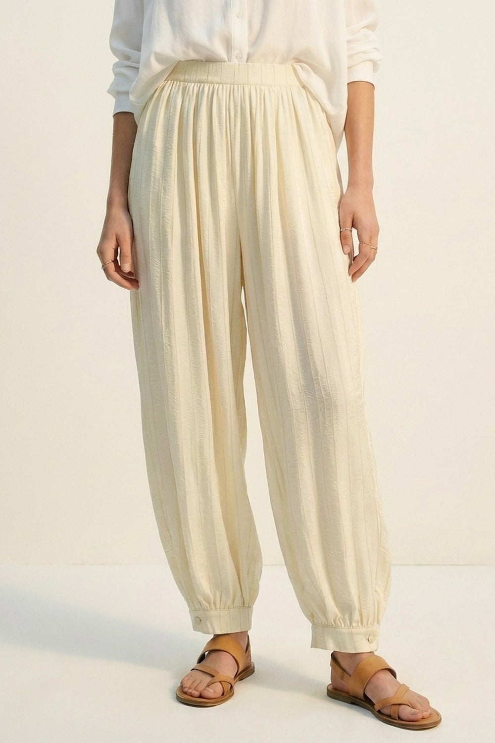 Pantalon ballon taille haute texturé crème avec poignets boutonnés
