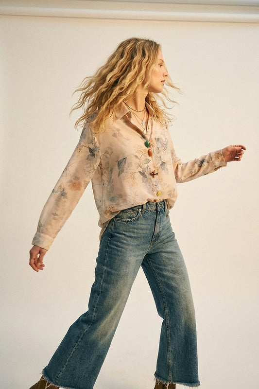 Blouse transparente boutonnée à imprimé floral beige