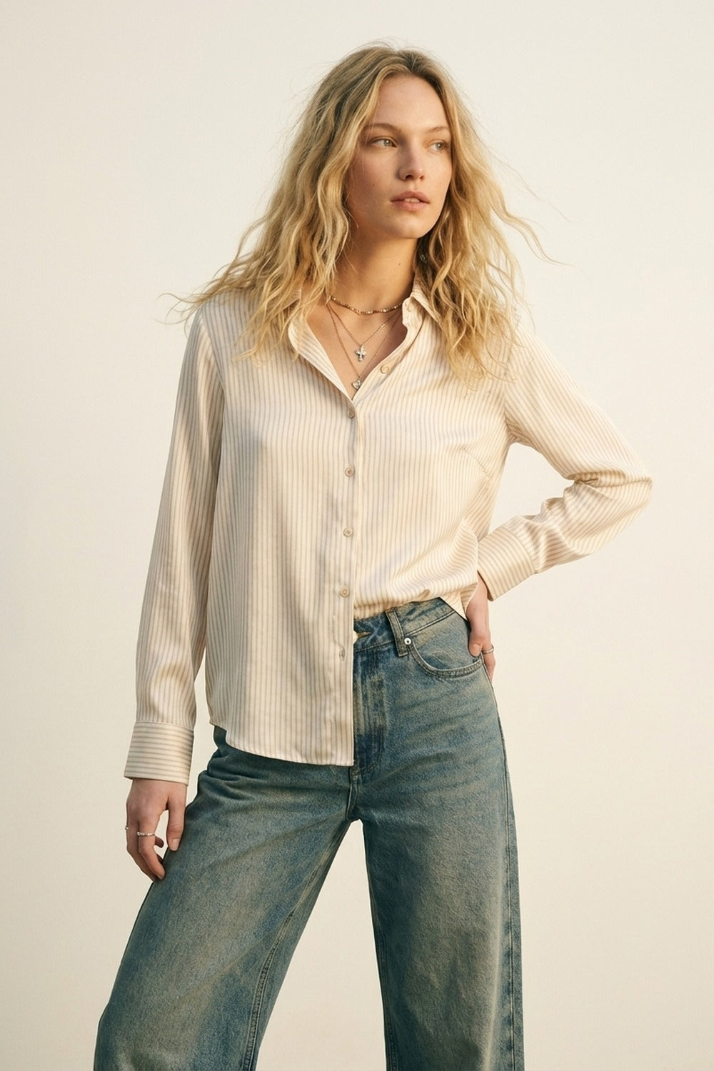 Chemise en satin à rayures beige en tissu doux