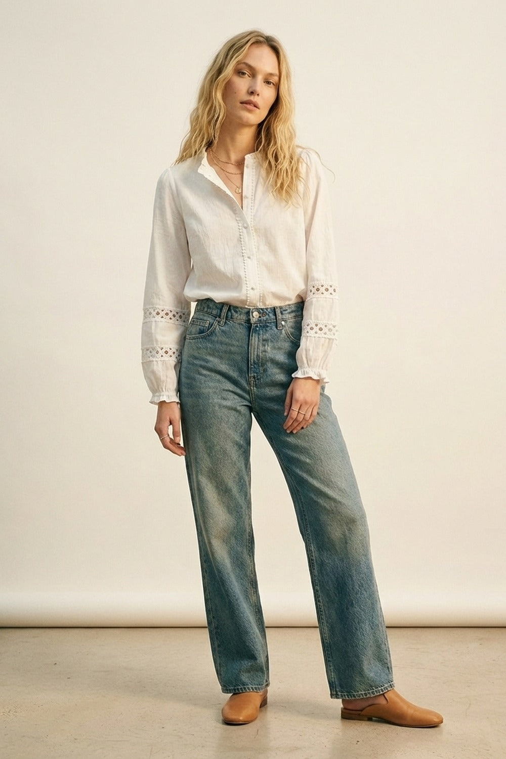 Blouse à boutonnière avec détail en dentelle crochetée en blanc