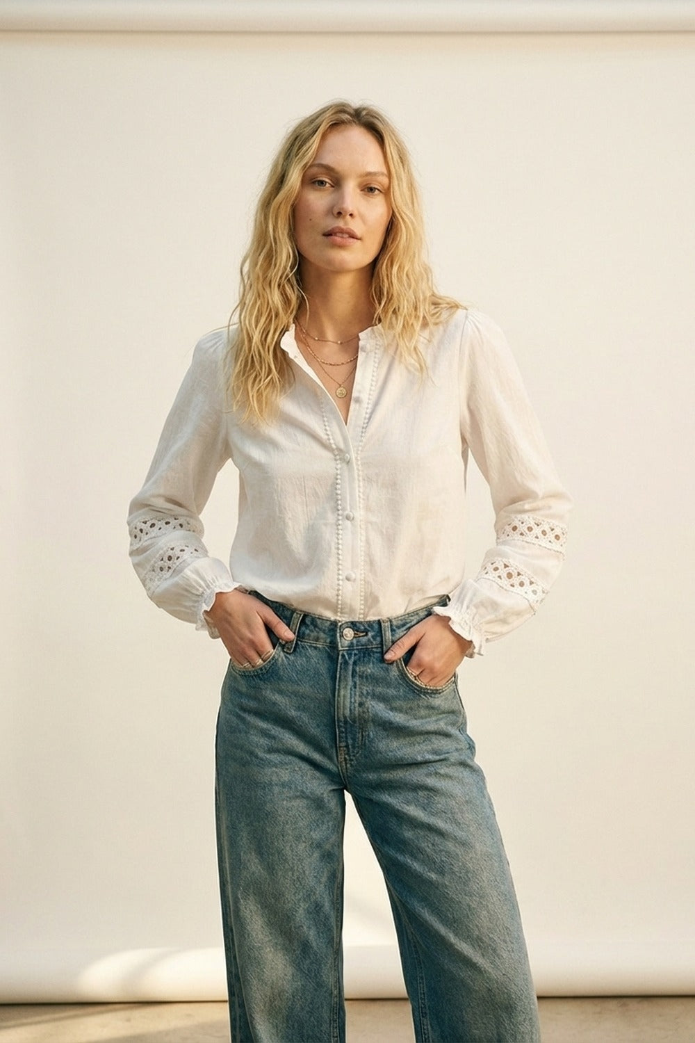 Blouse à boutonnière avec détail en dentelle crochetée en blanc