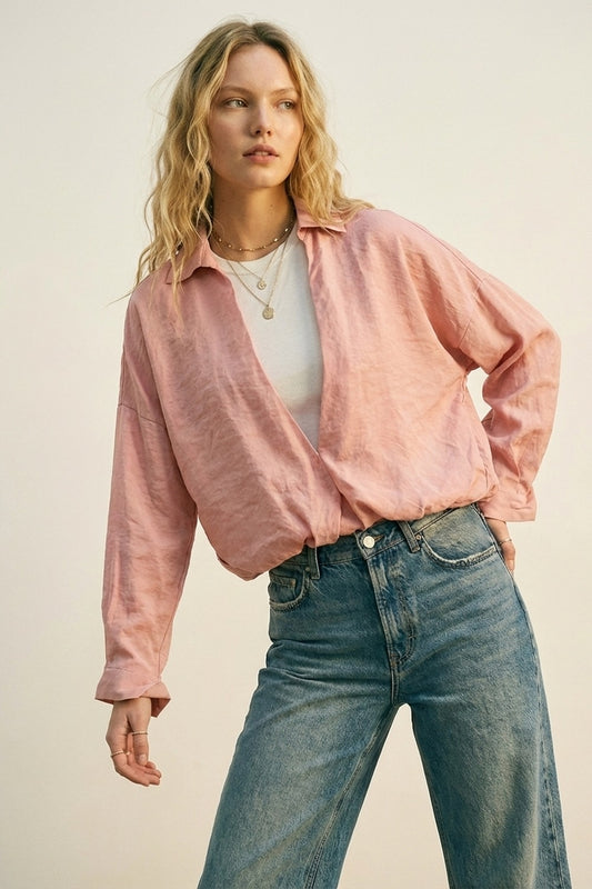Chemise texturée légère à coupe décontractée rose et t-shirt blanc à l'intérieur