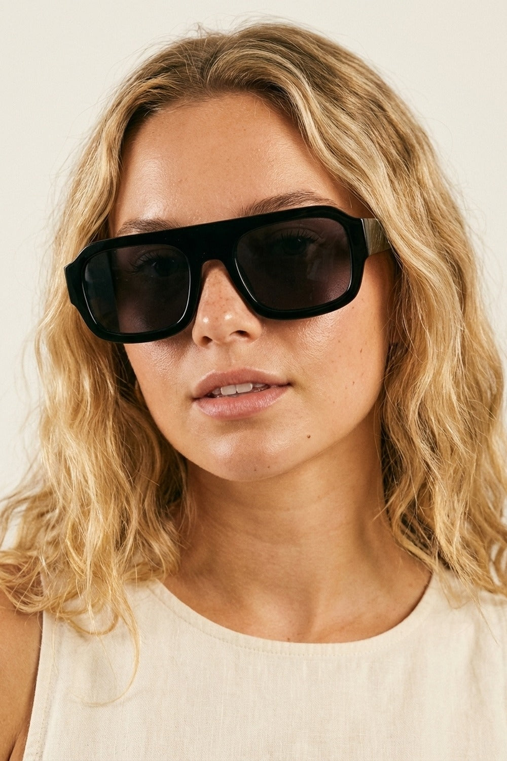 Lunettes de soleil rectangulaires noires surdimensionnées avec verres foncés