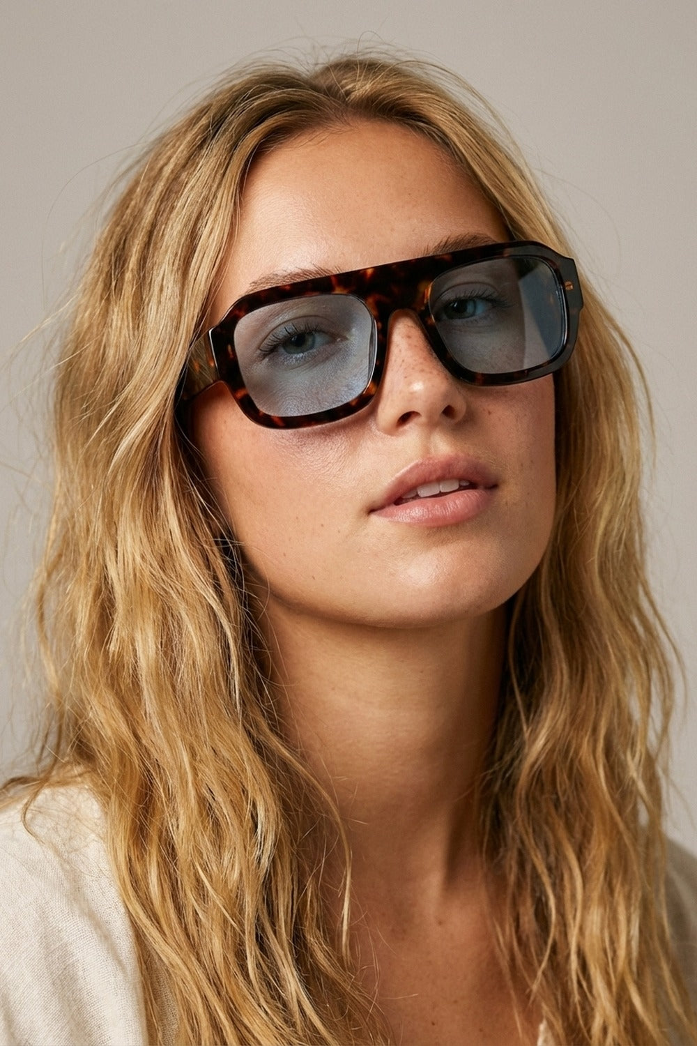 Lunettes de soleil carrées à monture écaille et verres bleus