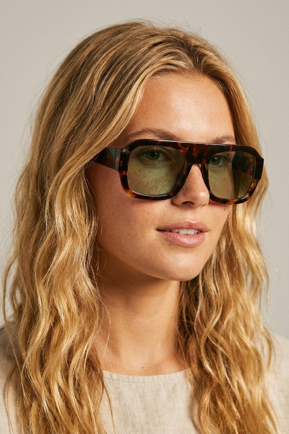 Lunettes de soleil à monture carrée écaille de tortue avec teinte verte