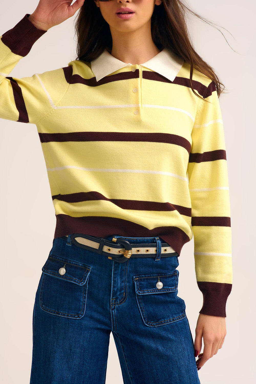 Jean en denim bleu à jambes larges avec détails de boutons