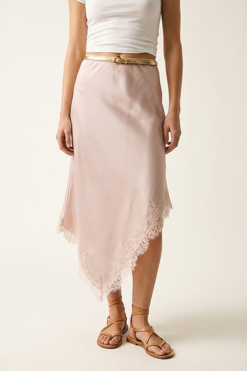 Jupe mouchoir en satin rose avec bordure en dentelle