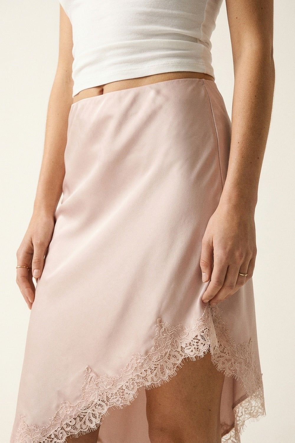 Jupe mouchoir en satin rose avec bordure en dentelle