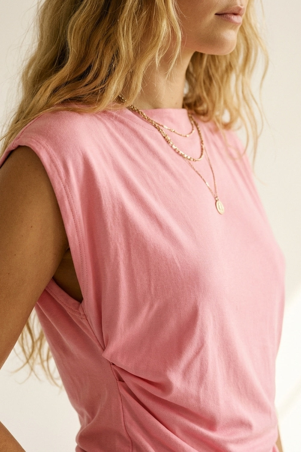 Top drapé sans manches asymétrique rose pour femmes