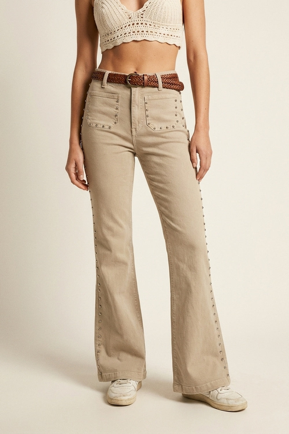 Pantalon évasé beige avec détails latéraux cloutés