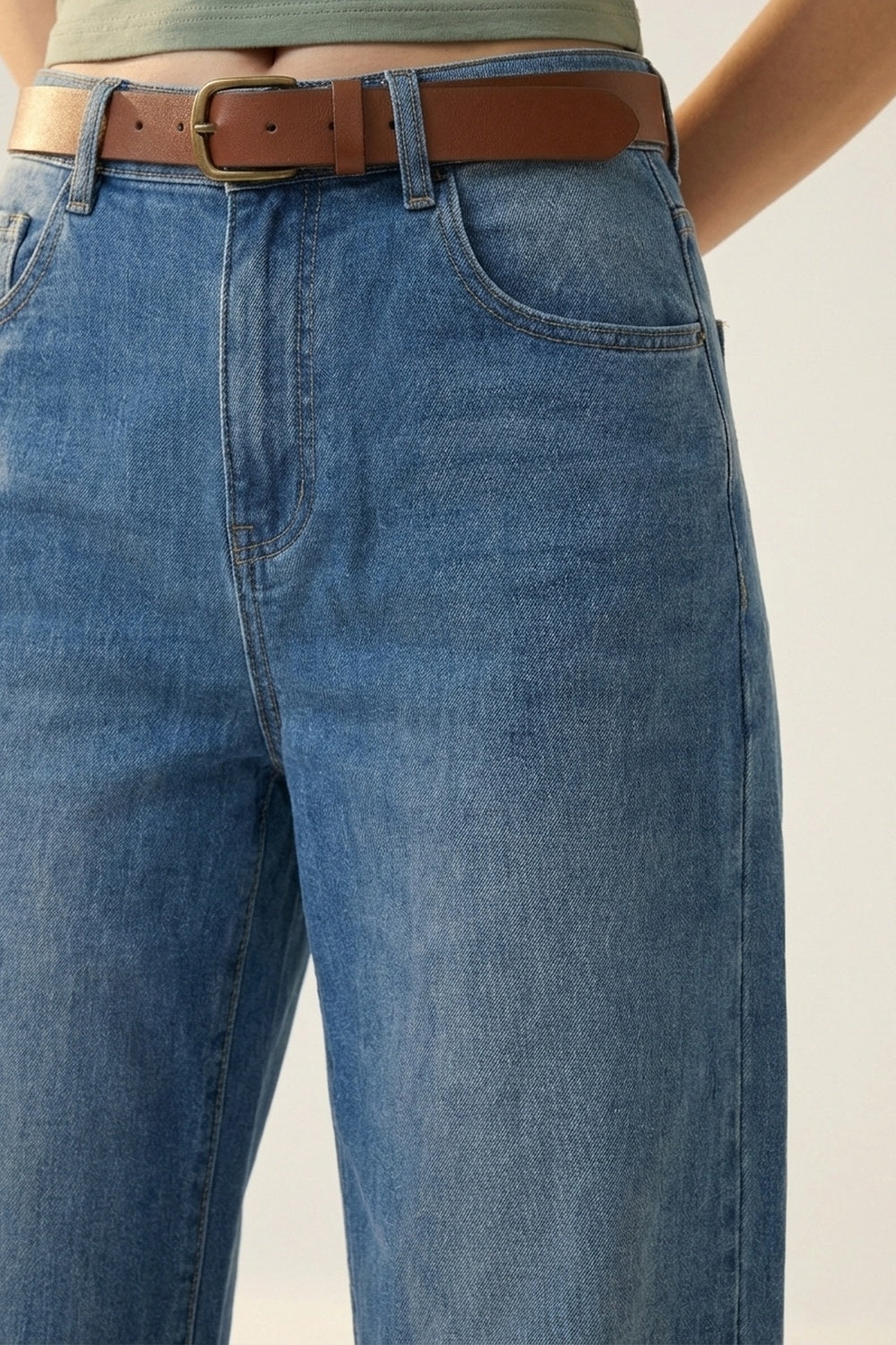 Jean droit en denim à mi-lavage avec revers roulés