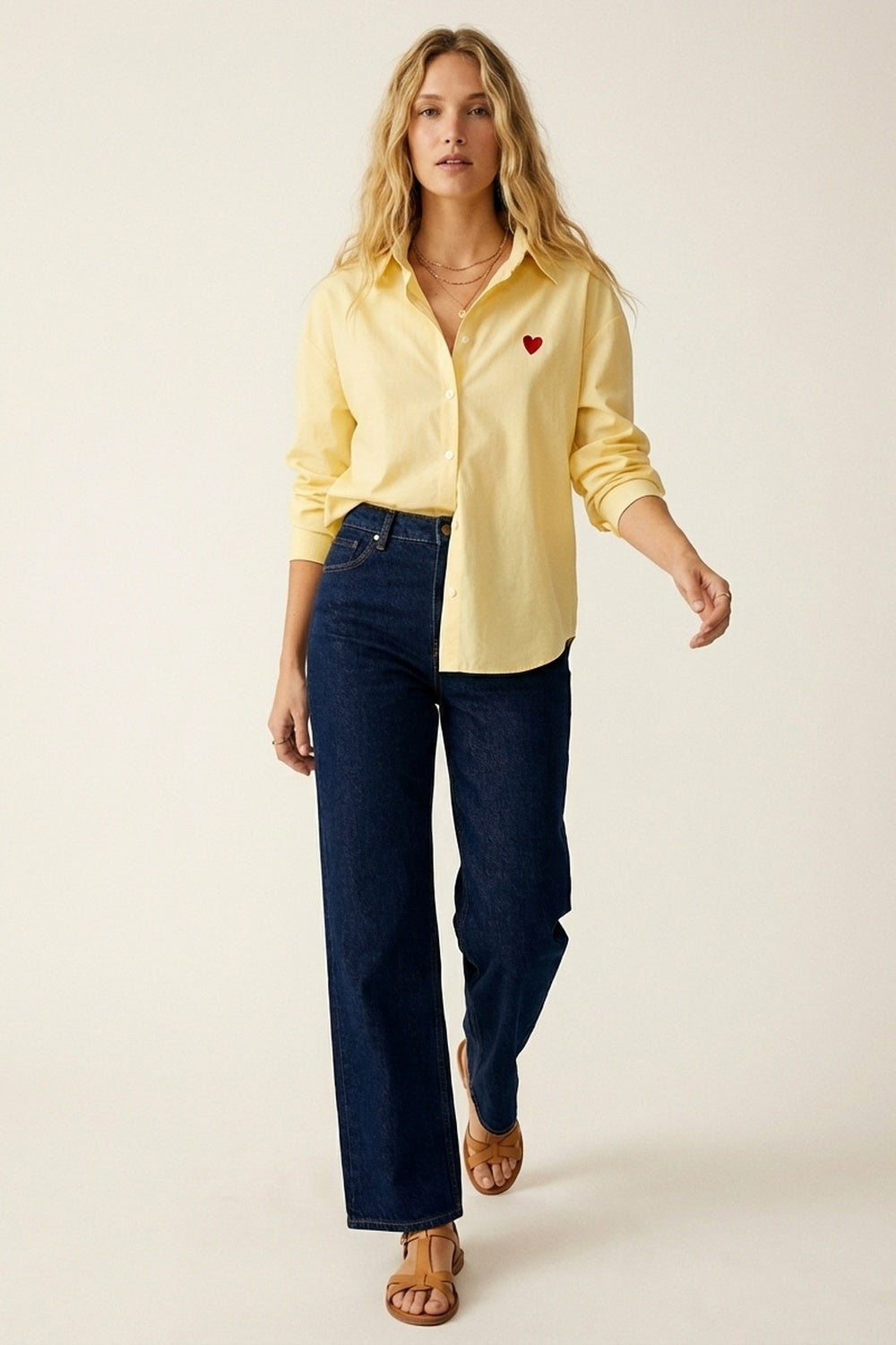 Chemise boutonnée jaune avec détails en forme de cœur