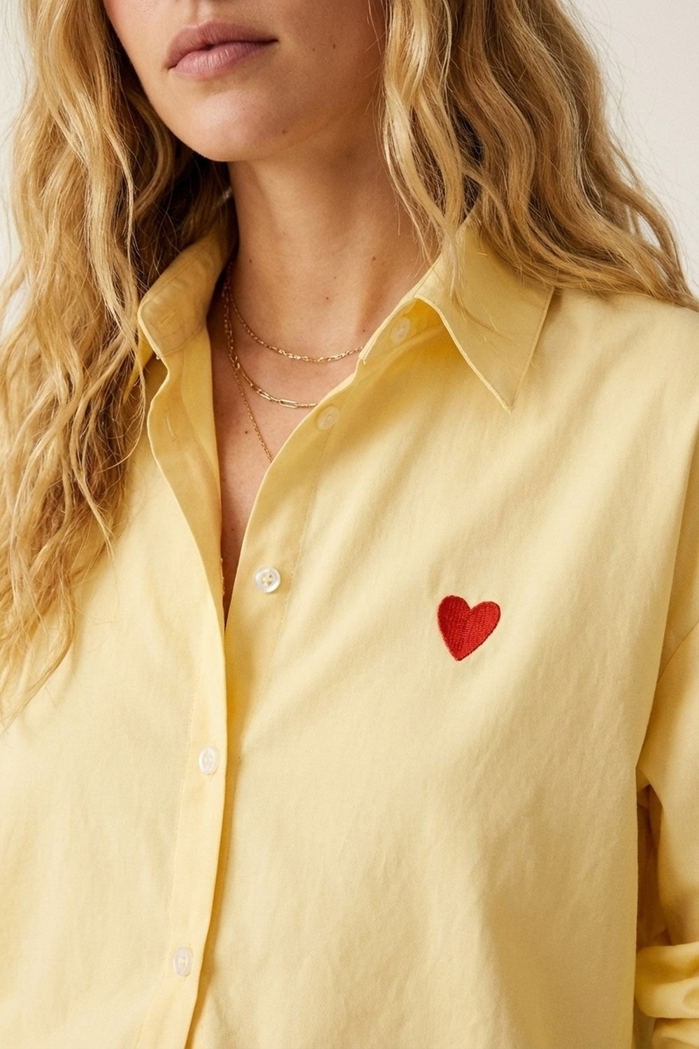 Chemise boutonnée jaune avec détails en forme de cœur