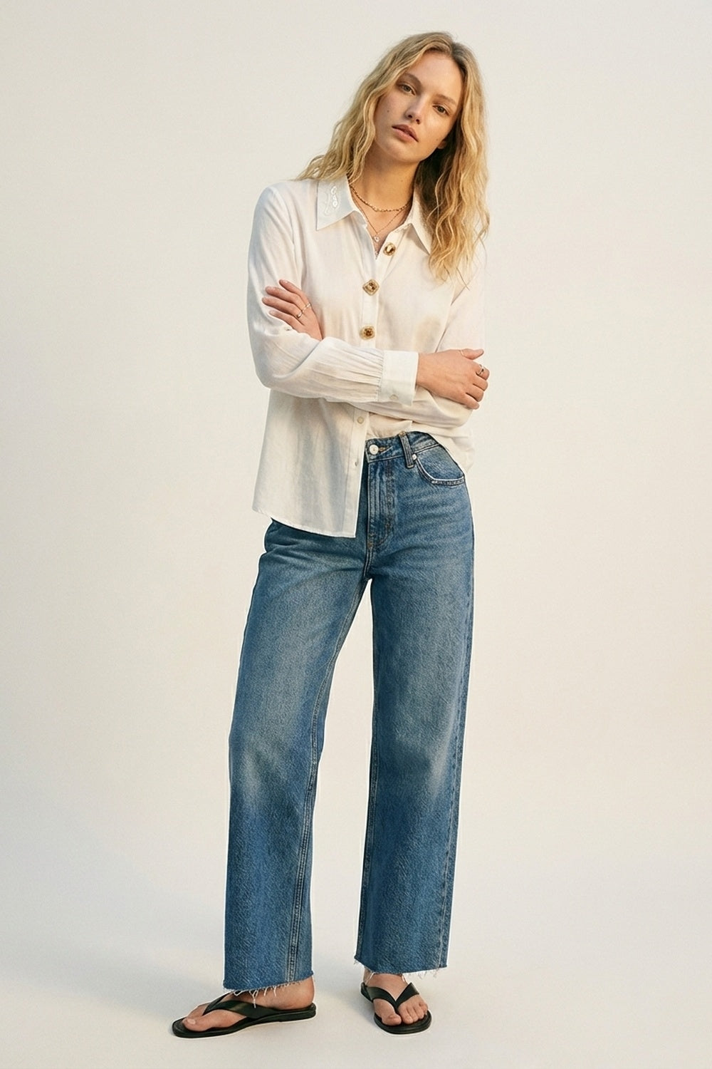 Chemise blanche à boutons sur le devant avec col brodé de sequins