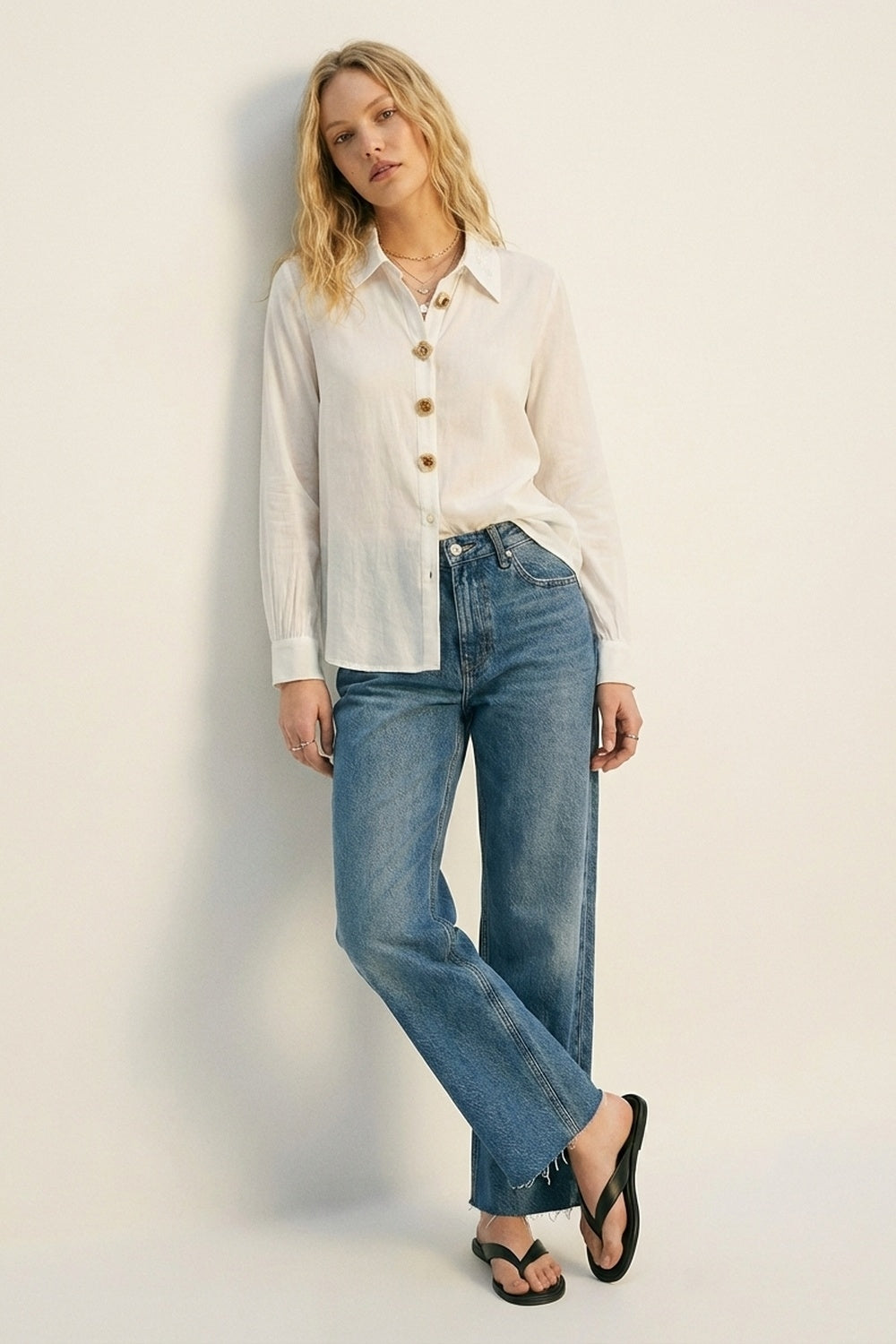 Chemise blanche à boutons sur le devant avec col brodé de sequins