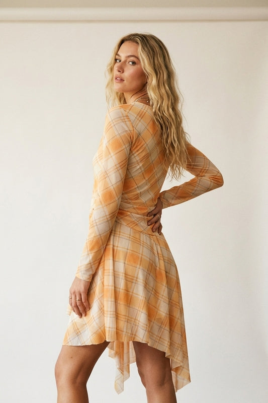 Robe asymétrique à manches longues en tissu maillé à carreaux orange