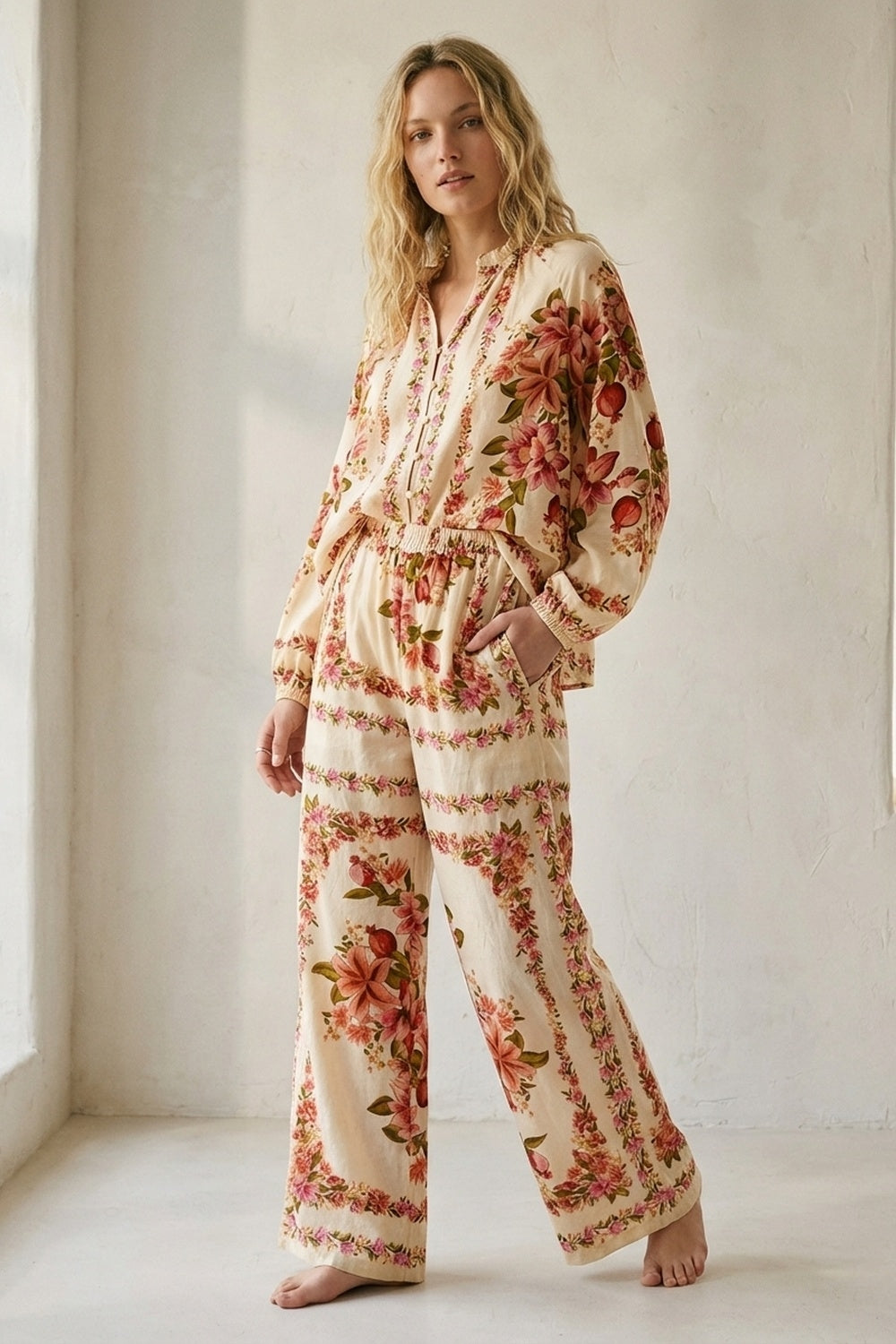 Chemisier boho à imprimé floral crème avec col à cordon de serrage