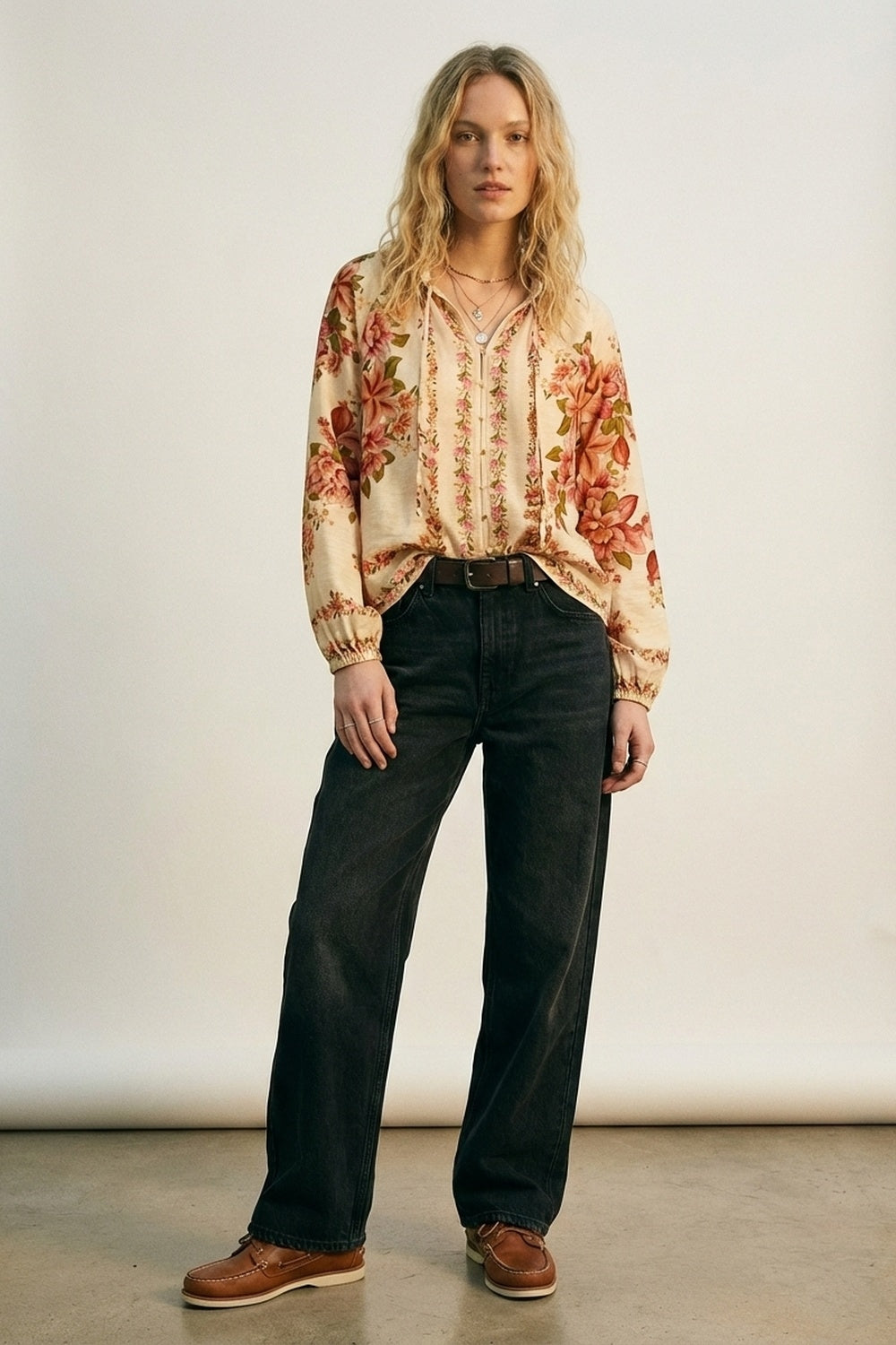 Chemisier boho à imprimé floral crème avec col à cordon de serrage