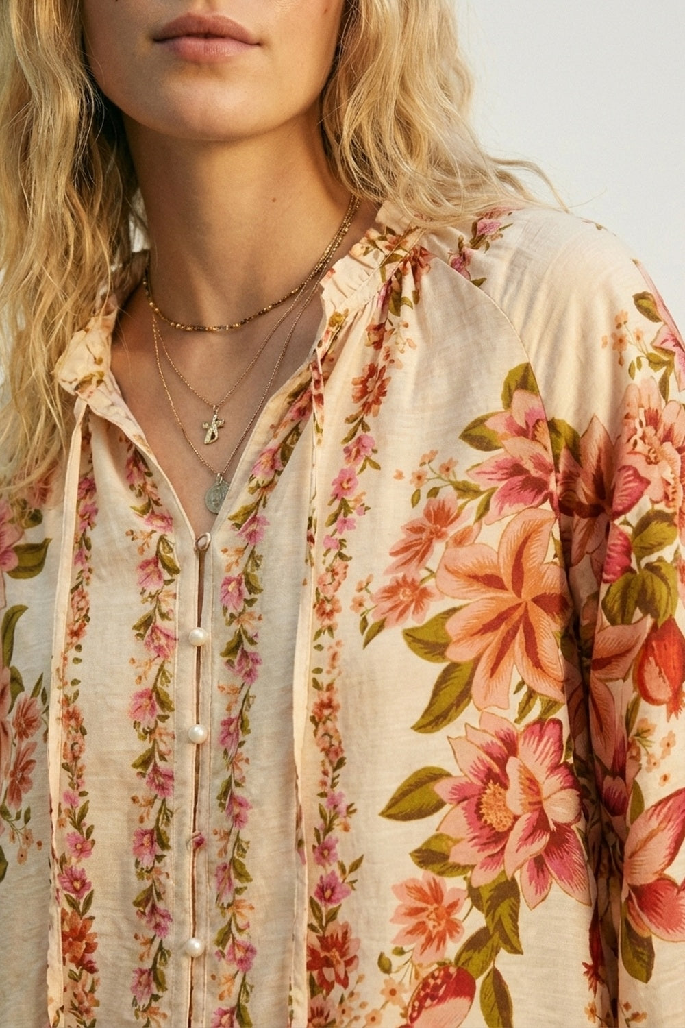 Chemisier boho à imprimé floral crème avec col à cordon de serrage