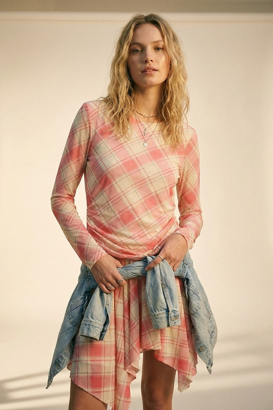 Robe asymétrique à manches longues en tissu maillé à carreaux en rose