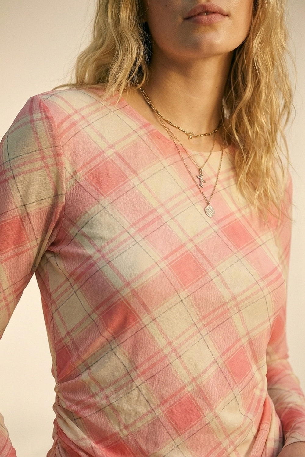 Robe asymétrique à manches longues en tissu maillé à carreaux en rose