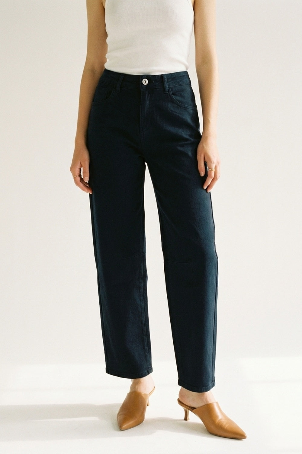 Jean stretch confortable avec jambe droite en bleu marine