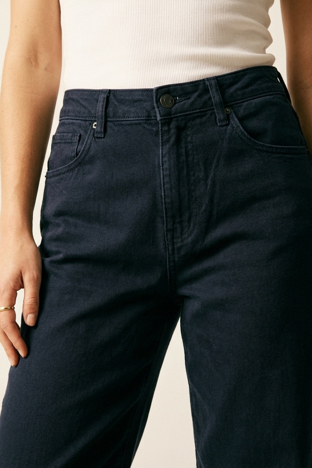 Jean stretch confortable avec jambe droite en bleu marine