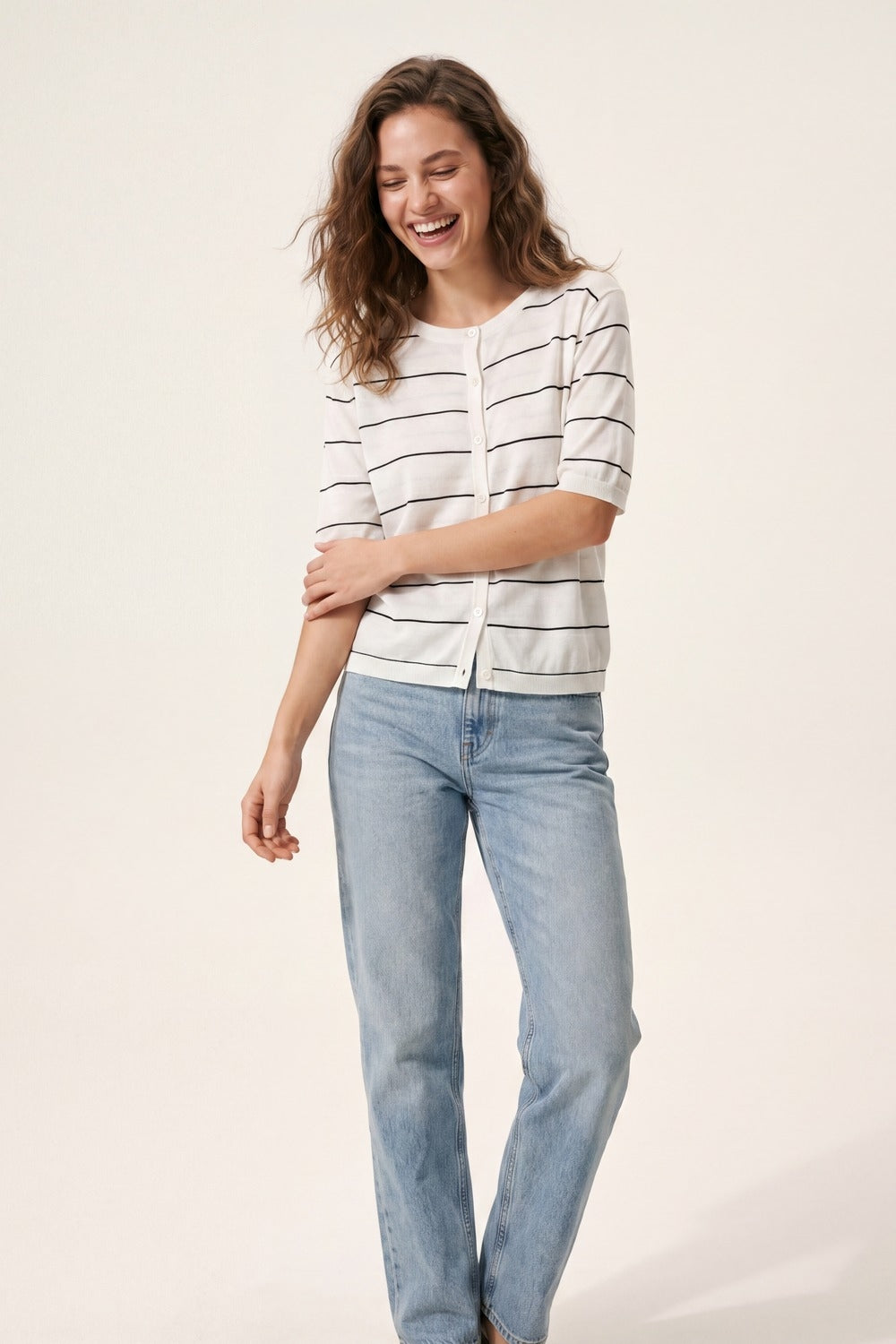 Cardigan à manches courtes en maille blanche à rayures avec boutons sur le devant