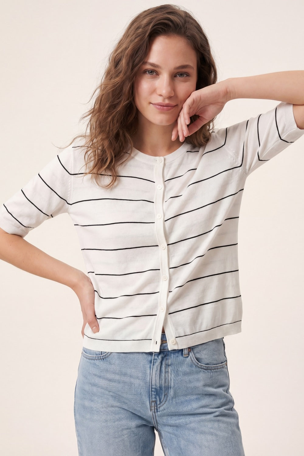 Cardigan à manches courtes en maille blanche à rayures avec boutons sur le devant