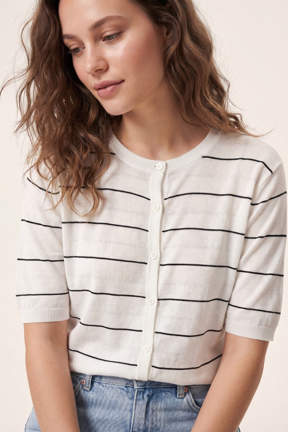 Cardigan à manches courtes en maille blanche à rayures avec boutons sur le devant