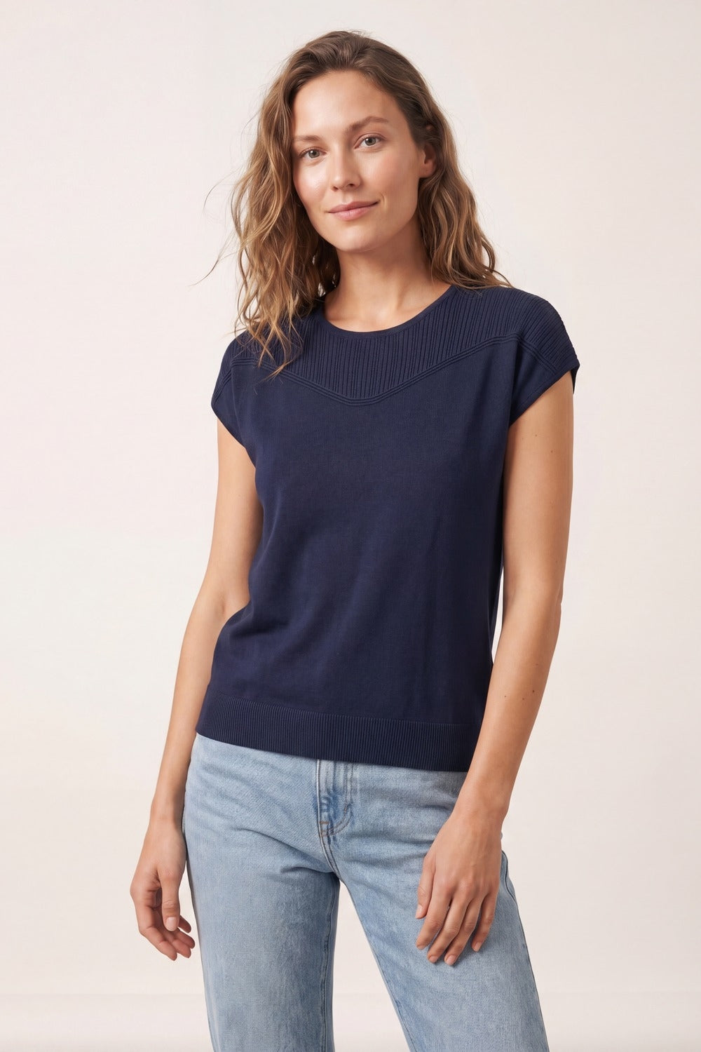 Pull en maille marine avec détail côtelé et manches courtes