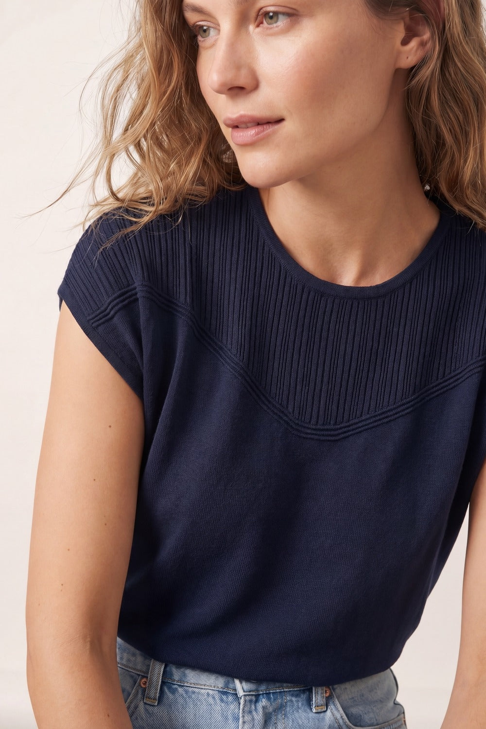 Pull en maille marine avec détail côtelé et manches courtes