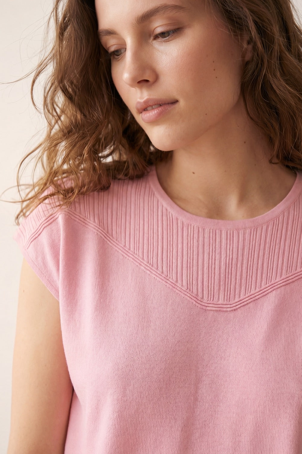 Pull Rose à Manches Courtes en Maille avec Détail Côtelé