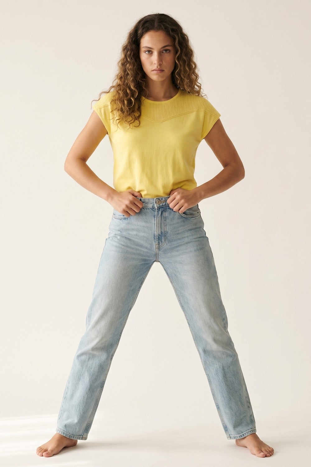 Pull en maille jaune à manches courtes avec détail côtelé
