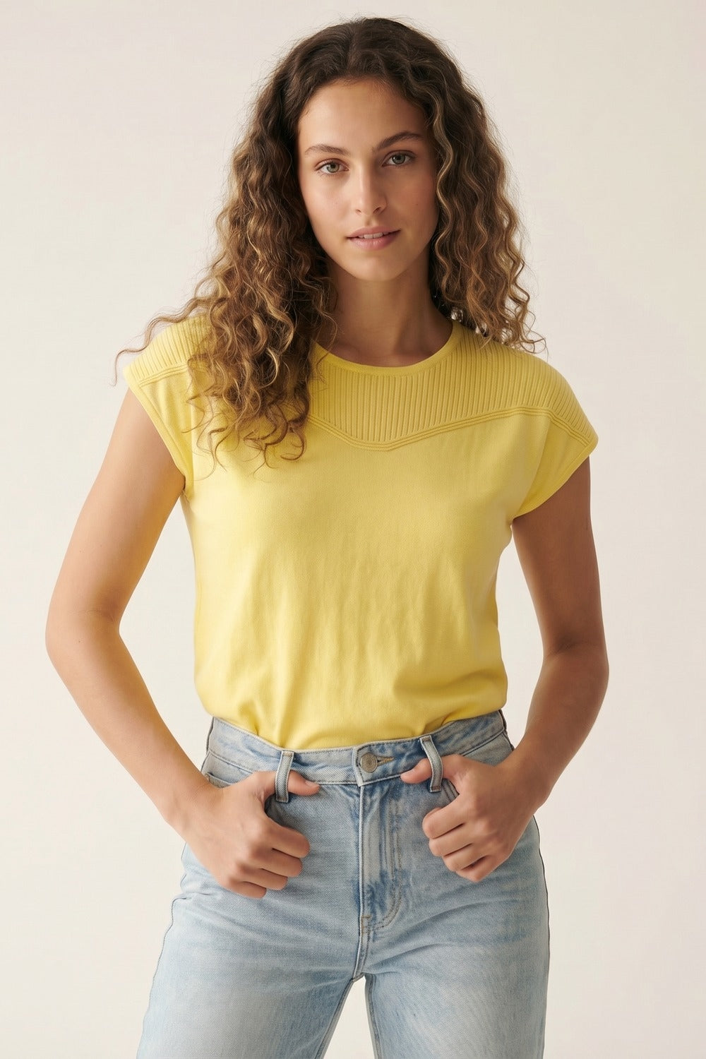 Pull en maille jaune à manches courtes avec détail côtelé